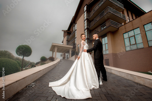 glamrou young merried couple posing outdoors