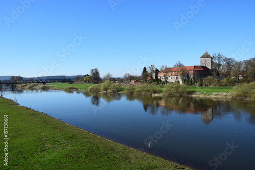 Mittelalterliche Burg an der Weser
