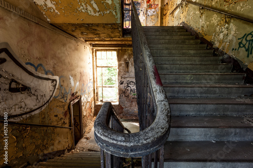 Bild auf Leinwand Alte Treppe mit Geländer in Ruine