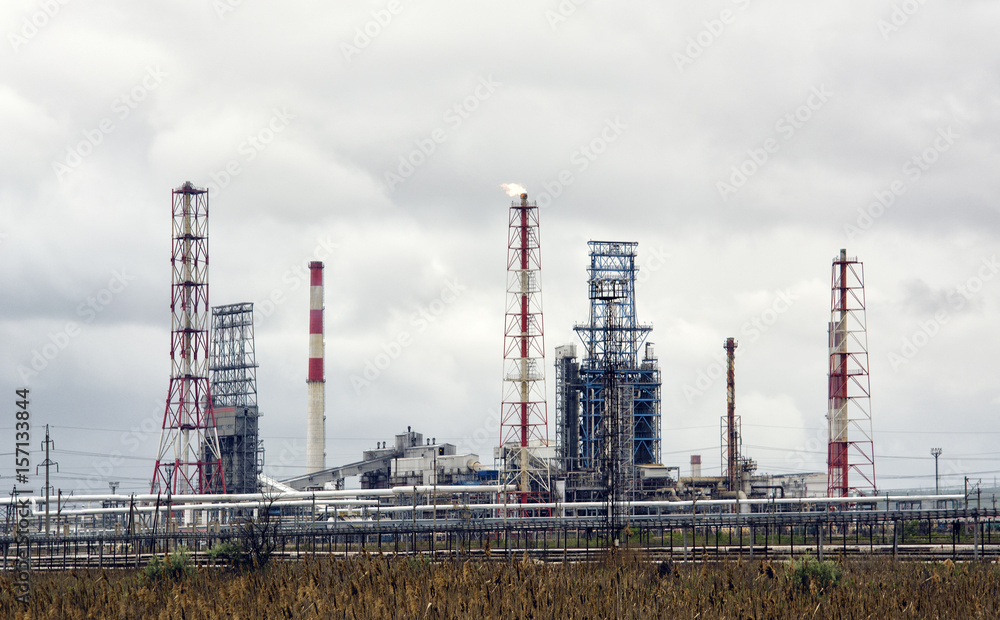 Obraz premium oil refinery on the dark sky background