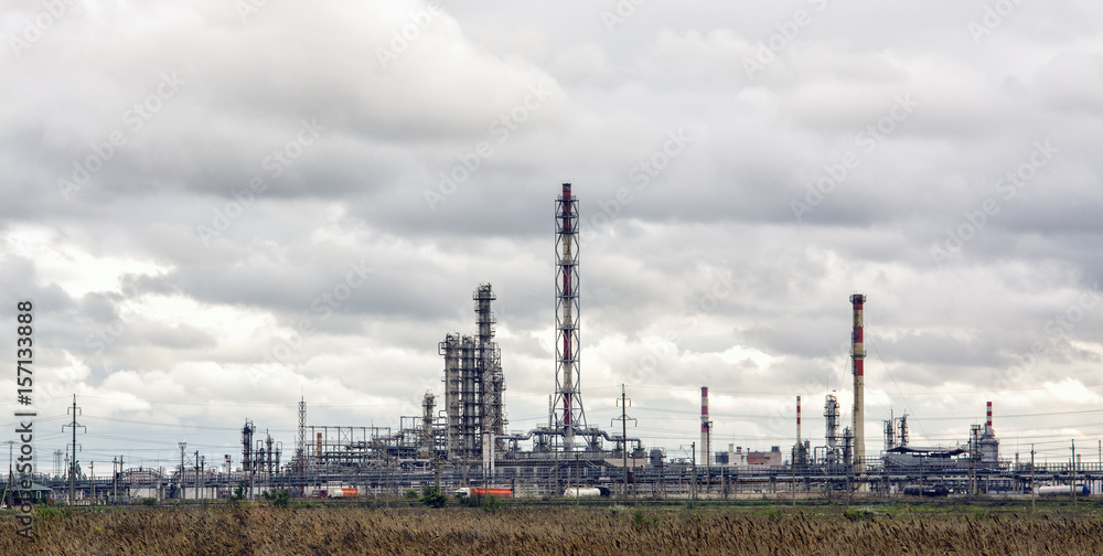 Fototapeta premium oil refinery on the dark sky background