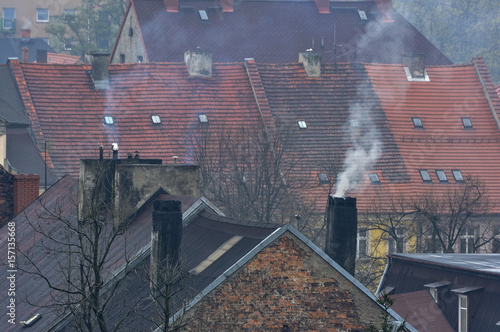 Dym nad dachami starych domów