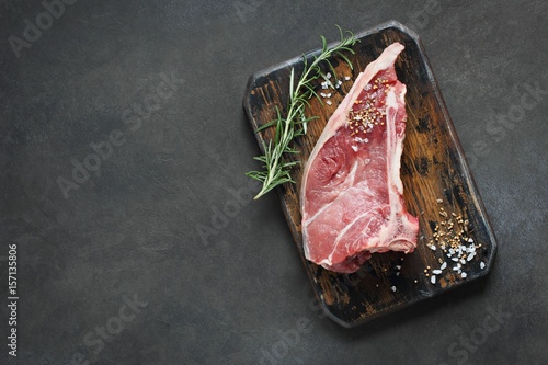 Fotografia Meat. Raw veal chops with rosemary ready to cook .