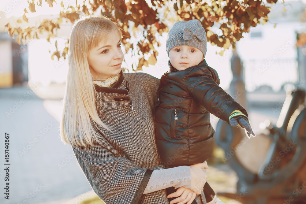 Obraz premium mom and daughter