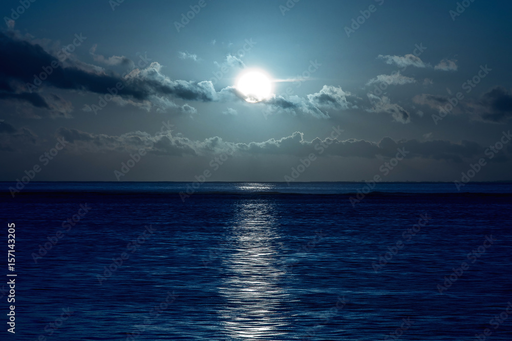Fototapeta premium Moon on the sea.