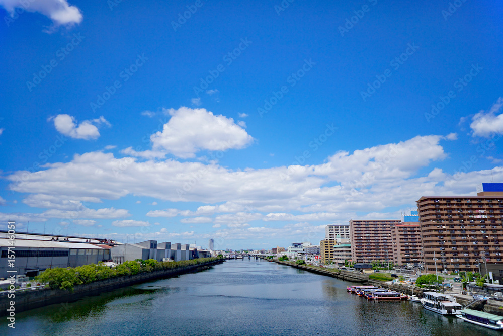 Obraz premium 初夏の都市橋