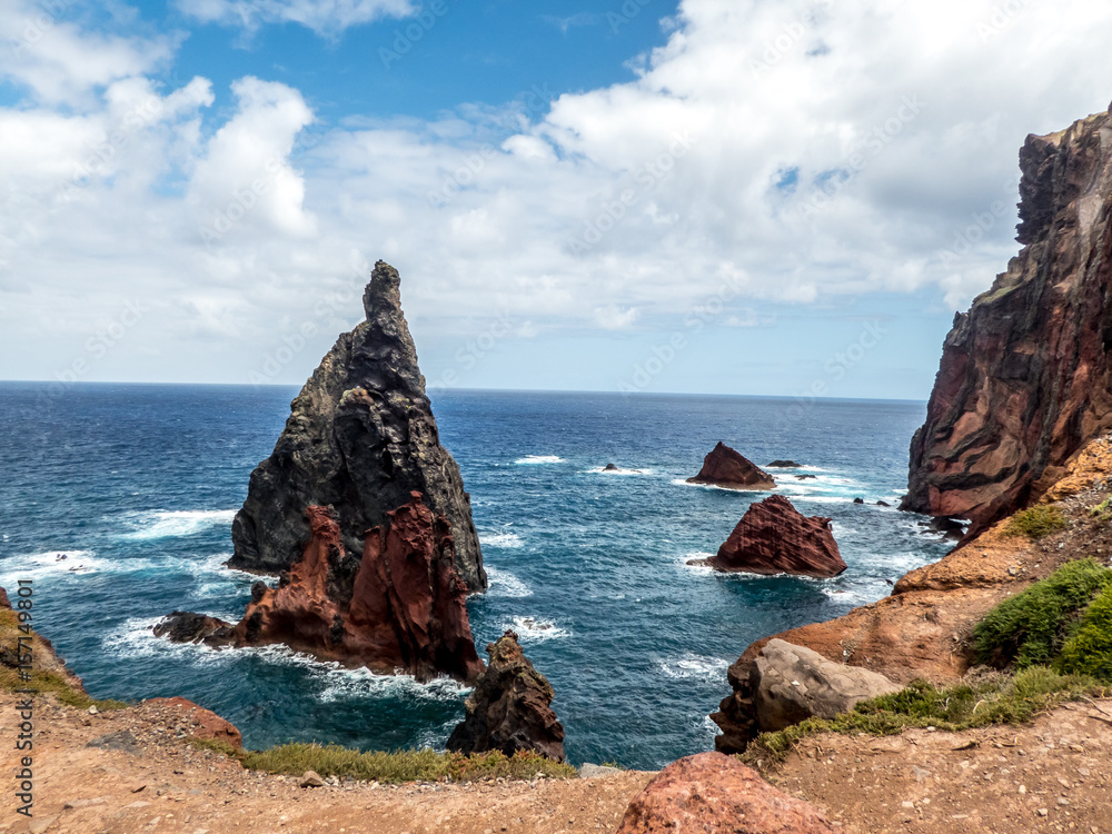 Küstenformation von Felsen im Meer