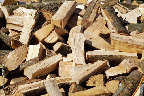 Obraz na płótnie Pile of chopped fire wood pieces. Solid ecological fuel for heating the house. w salonie