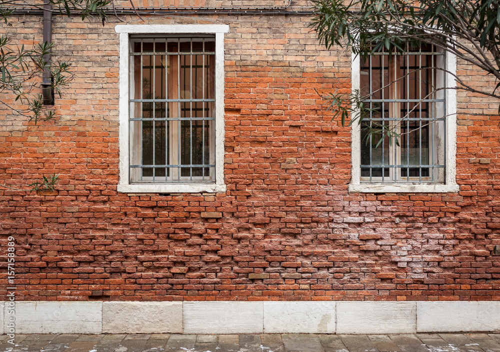Feuchte Backstein-Fassade in Venedig