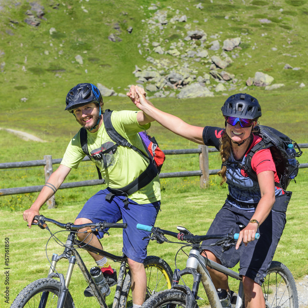 Naklejka premium gemeinsame Freude beim Mountainbiken