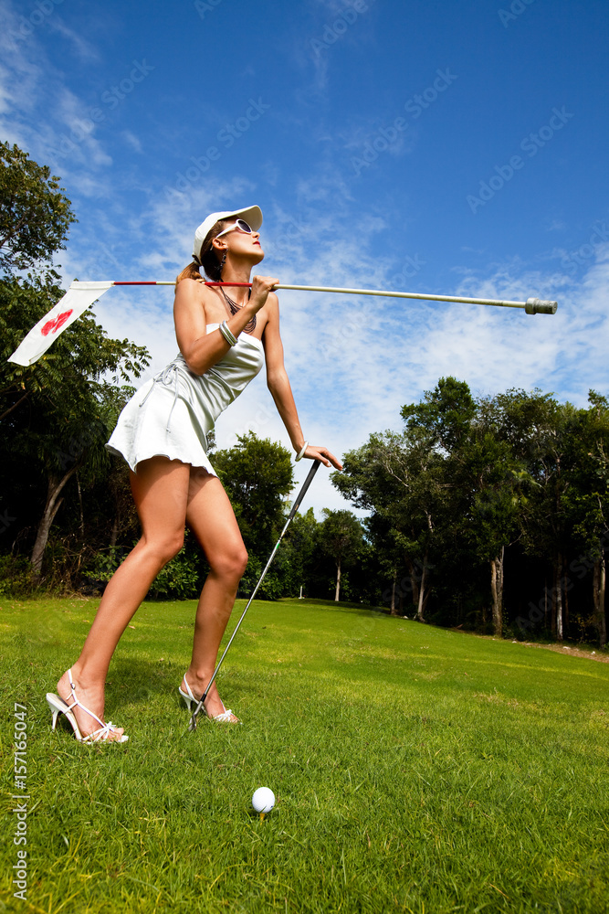 femme sexy qui joue au golf en taillons aiguilles et mini jupe Stock Photo  | Adobe Stock