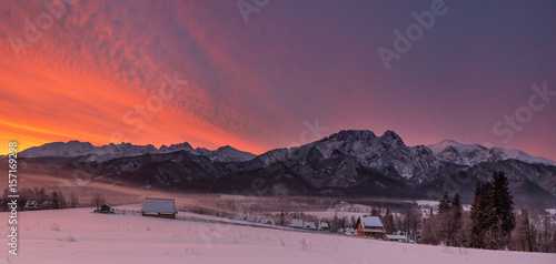 Obraz na płótnie Winter Landscape Of Poland Tatra Mountains & Giewont Peak. View At Most Famous Polish Ski Resort Zakopane From The Top Of Gubalowka, Against The Background Of Snow-Capped Peaks High Tatras Mountains. w salonie