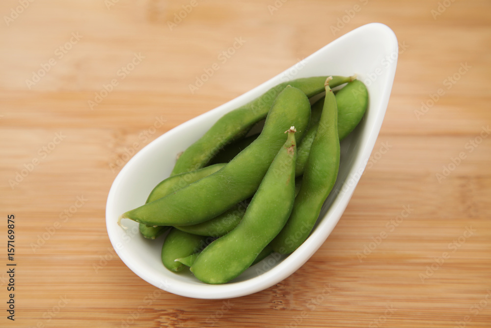 お皿にのせた枝豆 テーブル お皿にのせた枝豆 テーブル