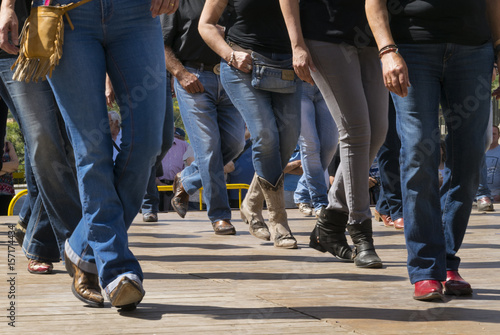 Grupo de baile.
Llevando el compás del baile todos a la vez.
