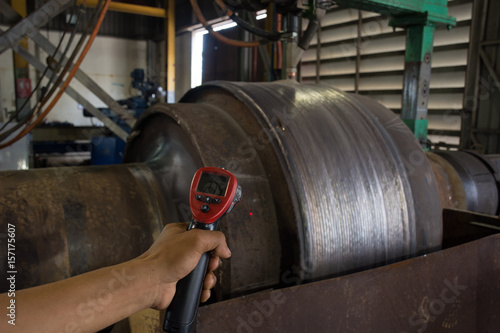 Checking temperature  heat steel during welding
