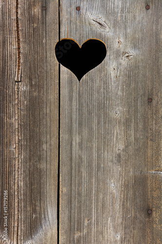 Herz in Holztür, Hochformat