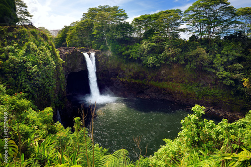 Majestatyczna tęcza Spada siklawa w Hilo, Wailuku stanu Rzeczny park, Hawaje