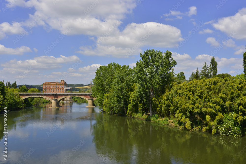 Fototapeta premium Vue sur l'Aveyron à l'entrée de Albias (82350), département de Tarn-et-Garonne en région Occitanie, France
