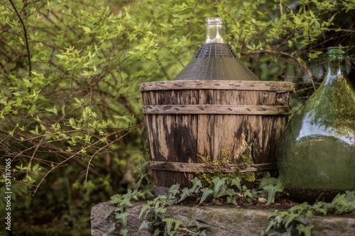 Alte korkflasche im Garten © luca