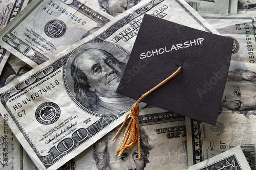 Obraz na płótnie Scholarship graduation cap on cash