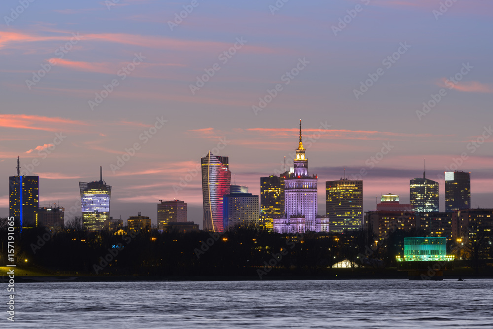 Naklejka premium Panorama panoramę Warszawy podczas zachodu słońca