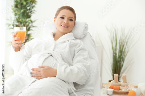 Young beautiful pregnant wo...