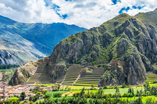 Photo Inca Fortress with Terraces and Temple Hill in Ollantaytambo, Peru