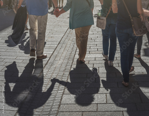 Schattenseiten, Hand in Hand spazieren gehen