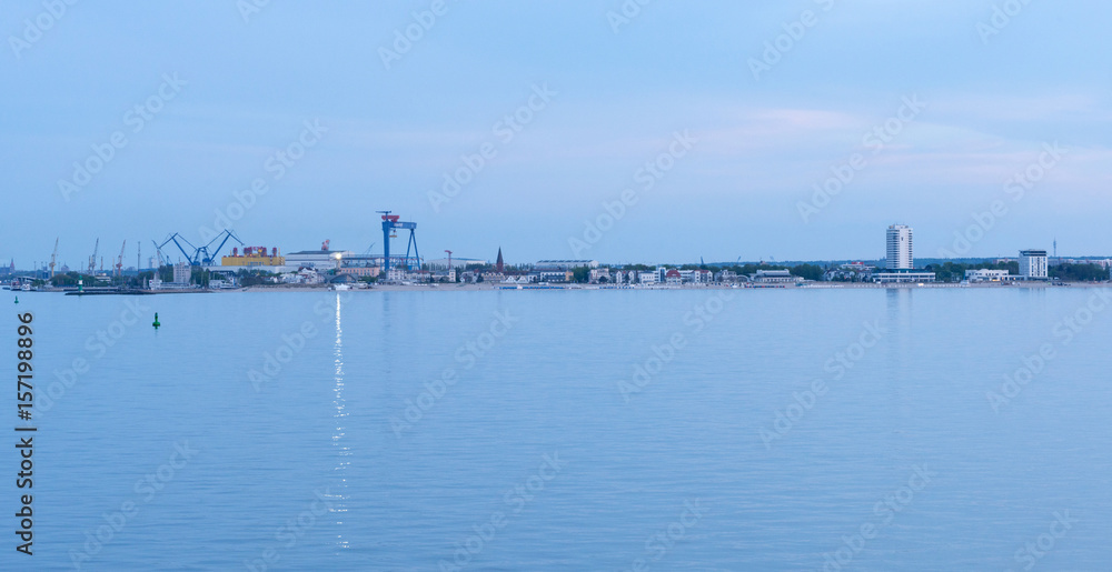 Blick auf die Hafeneinfahrt-Mole Warnemündemit Leuchtturm Blick auf die Hafeneinfahrt-Mole Warnemündemit Leuchtturm