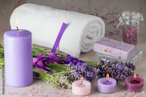 Fototapeta Naklejka Na Ścianę i Meble -  bukiety lawendy z dobranymi świecami  i ręcznikiem