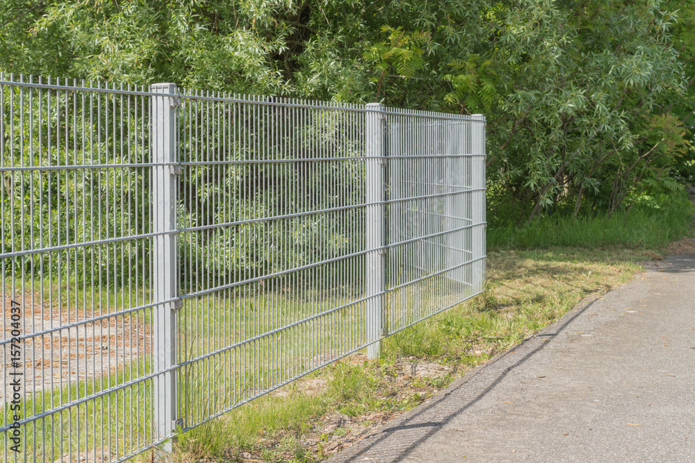 Zaun einer Grundstücksgrenze Stock Photo Adobe Stock