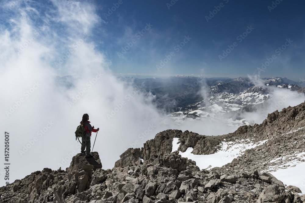 Fototapeta sisli dağlardaki başarılı dağcı