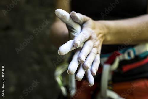 Detailaufnahme Hände Kletterer mit Chalk, Kreide und Bewegungsunschärfe