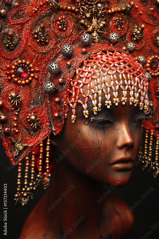 Female Mannequin in bronze crown 