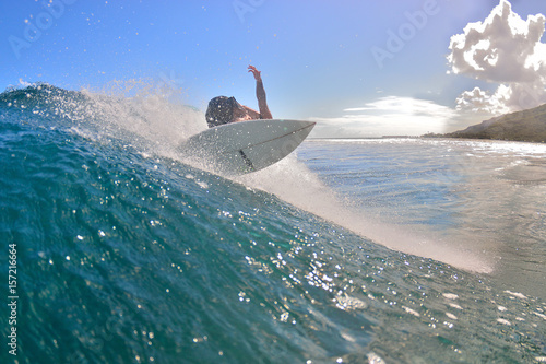 Fotografi Moorea - Un surfer sur une vague est en pleine manoeuvre.
