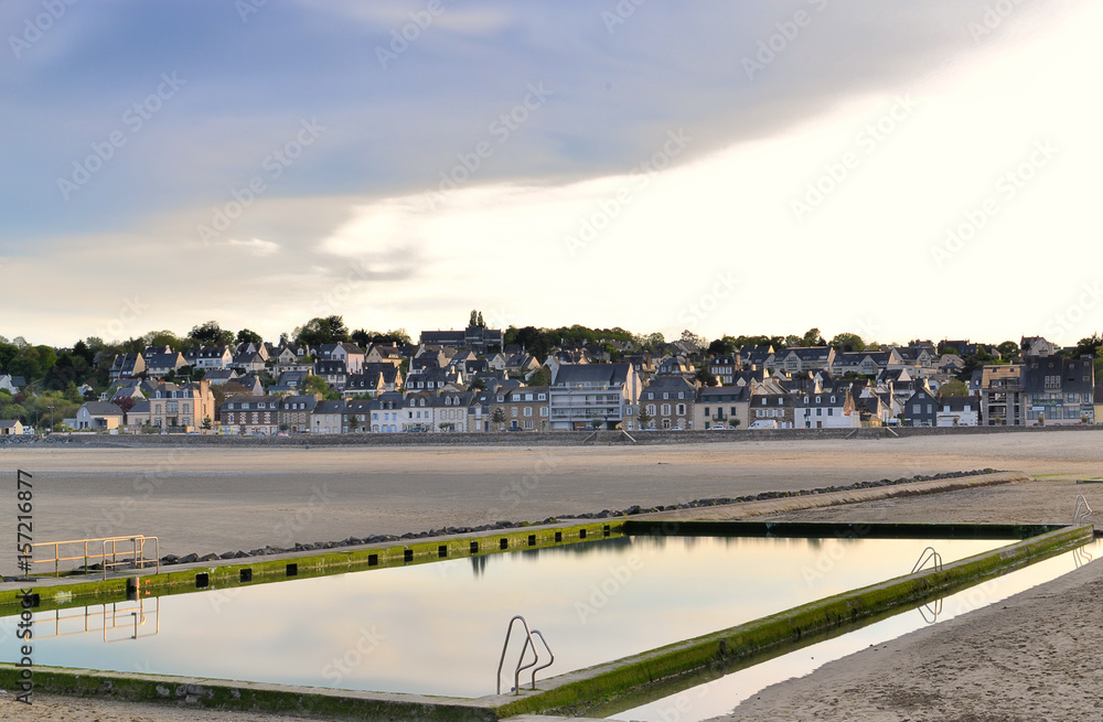 Fototapeta premium Binic (22) 05/2015 : Piscine de plein air de Binic à marée basse.