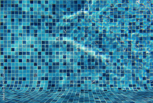Valokuva Water wave under swimming pool with light reflecting