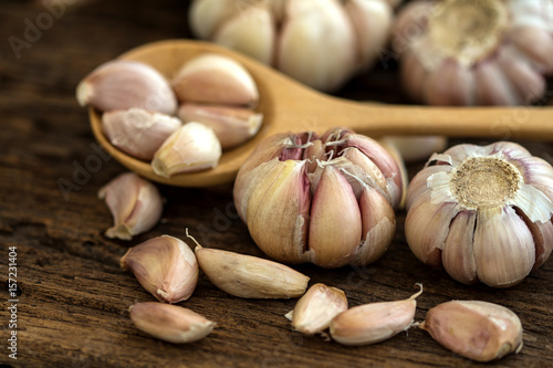 Close up the garlic bulb in bowl on wooden table