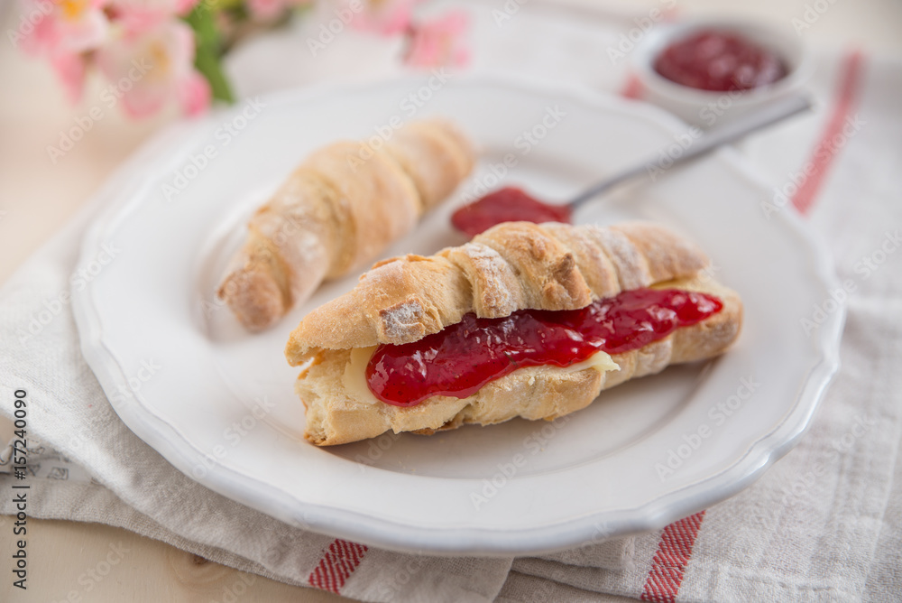 Kipferl mit Marmelade und Butter Kipferl mit Marmelade und Butter