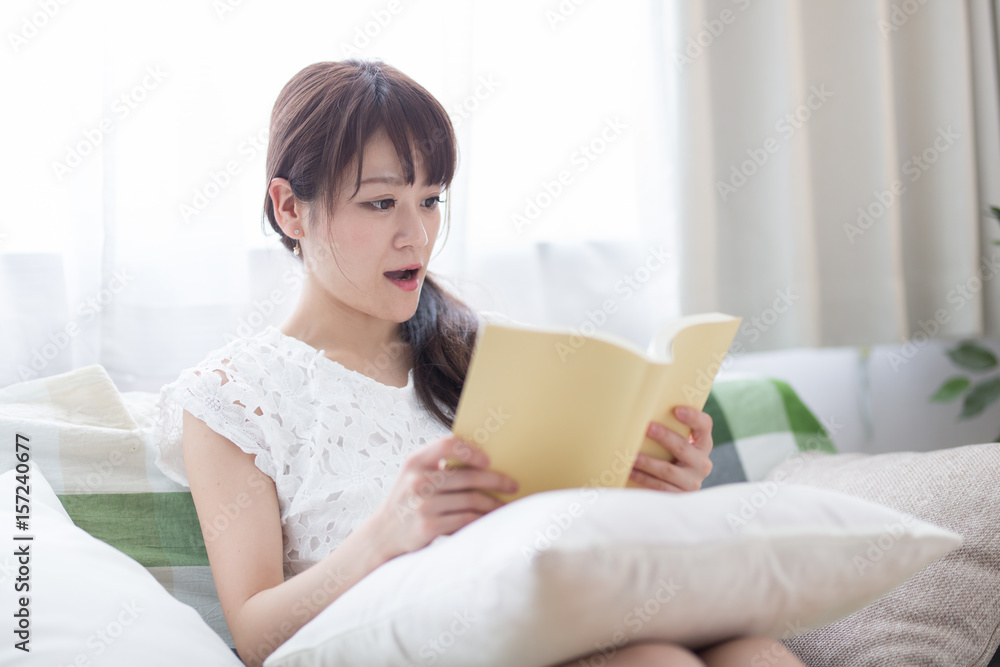 読書する女性