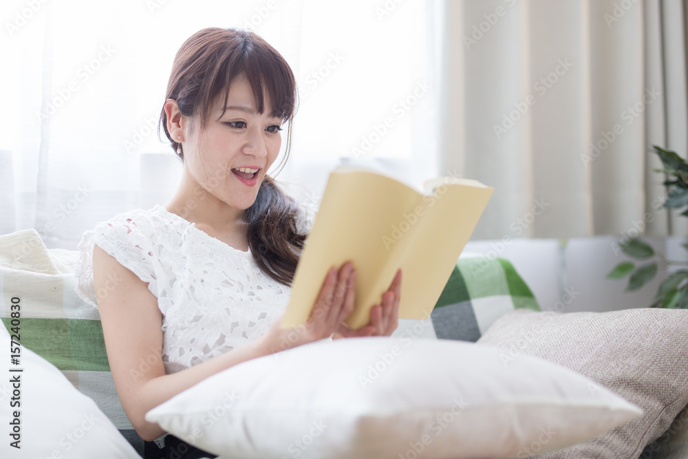 読書する女性 読書する女性