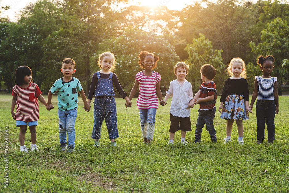 Obraz premium Group of kindergarten kids friends holding hands playing at park