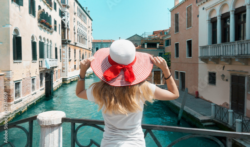 Venezia, donna con cappello sul ponte e canale, italia