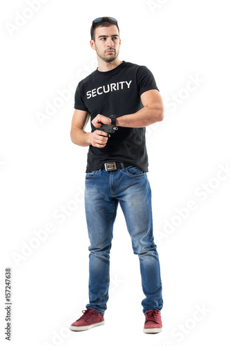 Canvastavla Plain clothes police officer cocking gun