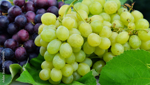Composition with fresh grapes