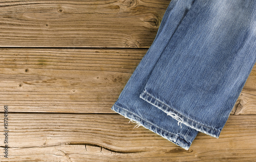 Jeansdose auf hölzernem Untergrund