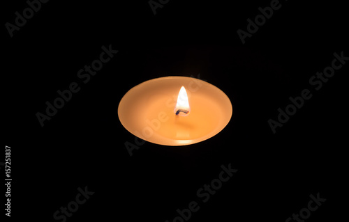 Kerze isoliert auf schwarzem Hintergrund