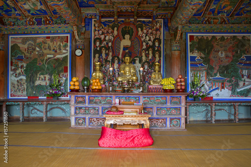 Южная Корея. Бусан. Интерьер храма Помоса (Beomeosa Temple).