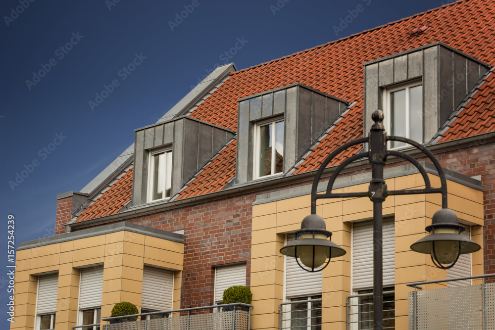 Moderne Hausfront mit Zinkgauben im Münsterland