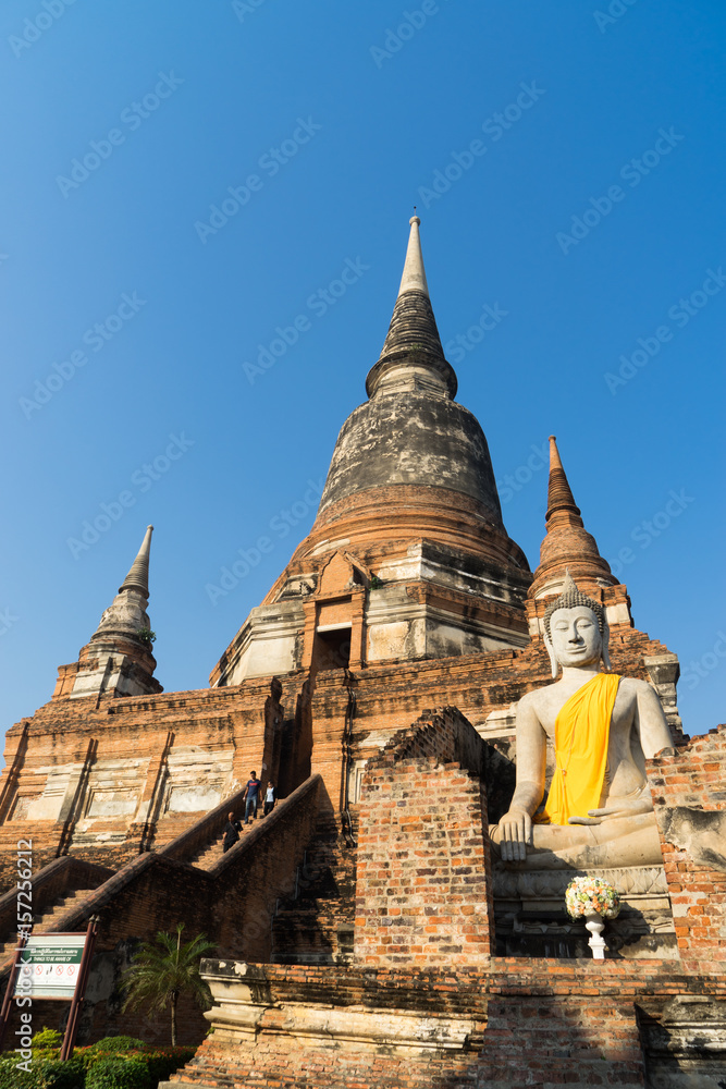 Naklejka premium ワット・ヤイ・チャイ・モンコンの巨大仏塔